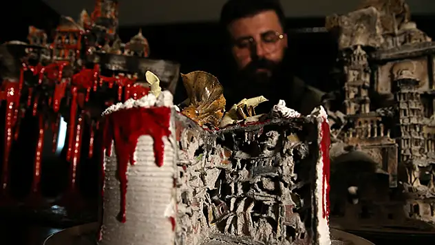 Konya'da seramik sanatçısı, savaşların yol açtığı yıkıma eserleriyle dikkati çekiyor
