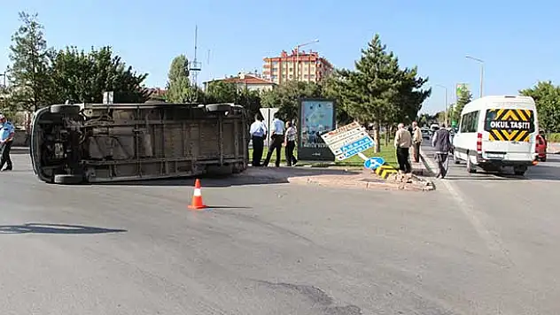 Konya'da Servis Araçları Çarpıştı: 1 yaralı
