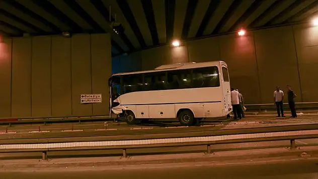 Konya'da servis midibüsü duvara çarptı: 15 yaralı