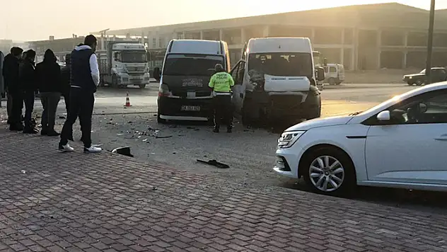 Konya'da servis minibüsleri ve otomobil çarpıştı: 14 kişi yaralandı

