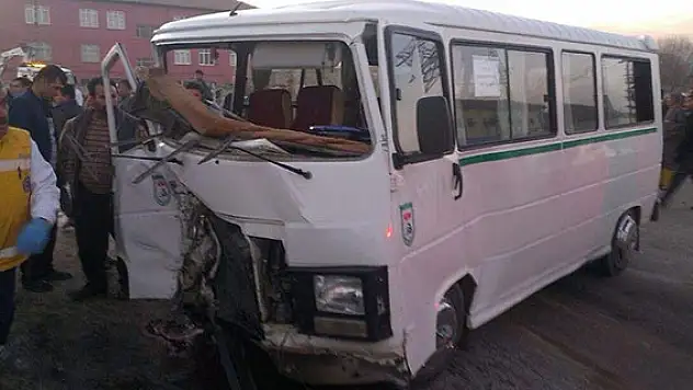 Konya'da servis minibüsü ile cip çarpıştı: 5 yaralı
