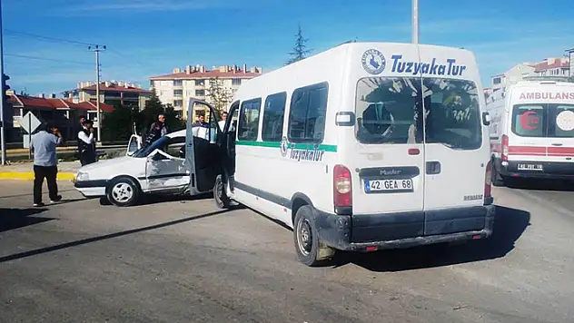 Konya'da servis minibüsü ile otomobil çarpıştı: 2 yaralı
