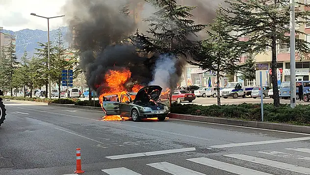 Konya'da seyir halindeki araç yandı