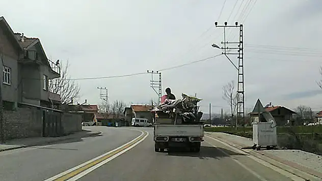 Konya'da seyir halindeki kamyonet kasasındaki tehlikeli yolculuk kamerada