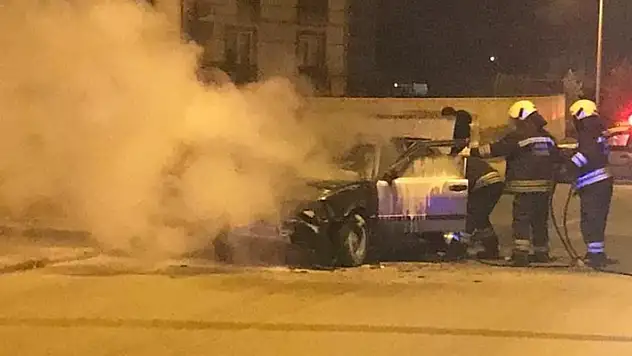 Konya'da seyir halindeki otomobil, çıkan yangında kullanılamaz hale geldi