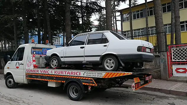 Konya'da seyir halindeki otomobil park halindeki araçlara çarptı: 3 yaralı