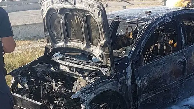 Konya'da seyir halindeki otomobil yandı