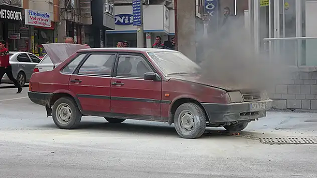 Konya'da seyir halindeki otomobil yandı!