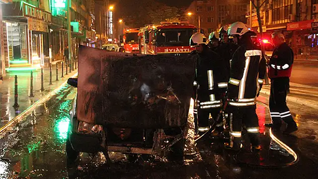 Konya'da seyir halindeki otomobil yandı