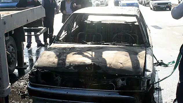 Konya'da seyir halindeki otomobil yandı