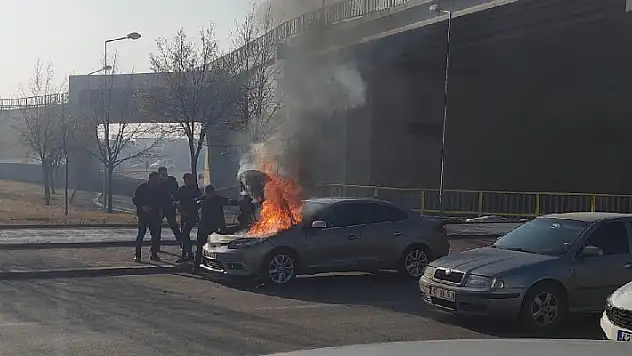 Konya'da seyir halindeki otomobilin motor kısmı alev alev yandı
