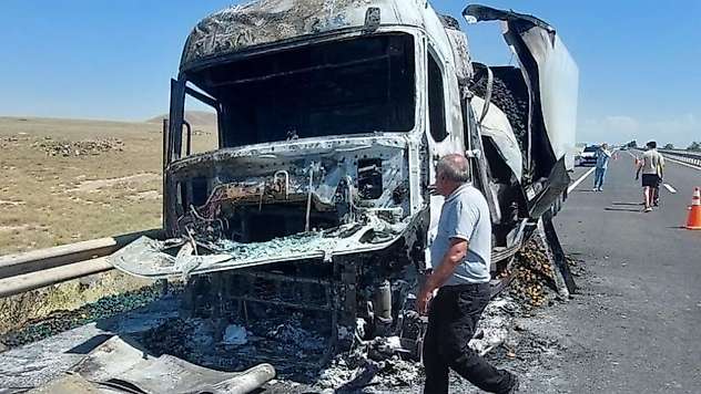 Konya'da seyir halindeki tır alevlere teslim oldu