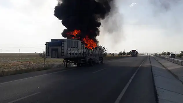 Konya'da seyir halindeki tırın dorsesi yandı
