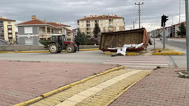 Konya'da seyir halindeki traktörden ayrılan römork refüje devrildi
