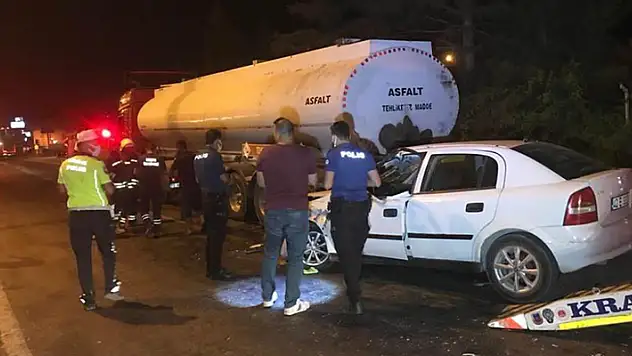 Konya'da seyir halindeyken 3 tıra çarpan otomobilin sürücüsü yaralandı
