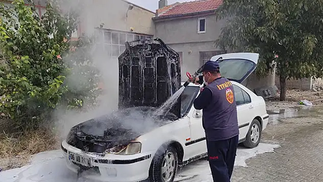 Konya'da seyir halindeyken alev alan otomobil itfaiye tarafından söndürüldü