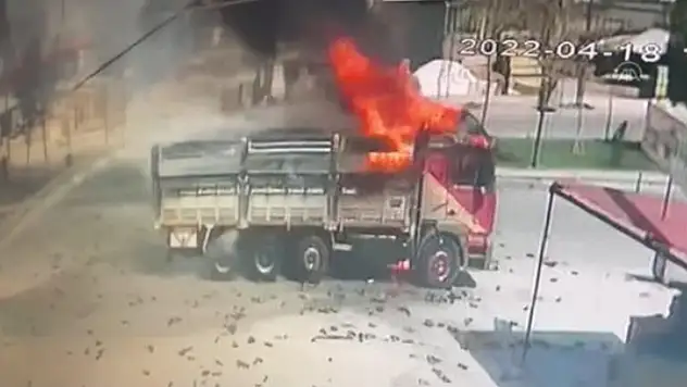 Konya'da seyir halindeyken alev alan yanıcı madde yüklü kamyon yandı
