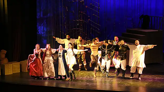 Konya'da Shakespeare'in 'Kuru Gürültü' adlı oyunu sahnelendi
