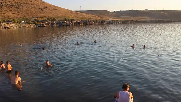 Konya'da sıcaklardan bunalan vatandaşlar Acıgöl'de serinledi
