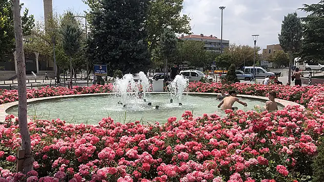 Konya'da sıcaktan bunalan çocuklar tehlikeye aldırmadan süs havuzlarına giriyor