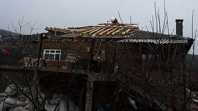 Konya'da şiddetli rüzgar evin çatısını uçurdu
