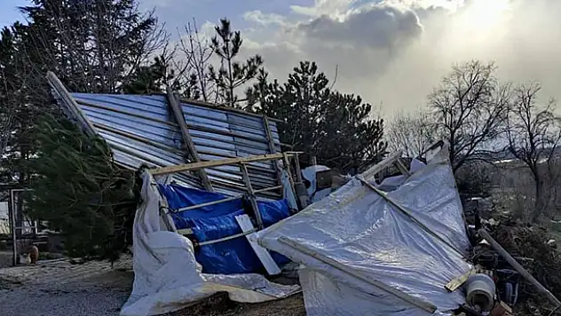 Konya'da şiddetli rüzgar evlerin çatısını uçurdu, çilek seralarına zarar verdi