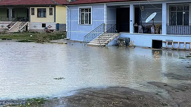 Konya'da şiddetli rüzgar ve yağış hayatı olumsuz etkiledi
