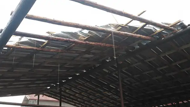 Konya'da şiddetli rüzgar yine çatı uçurdu