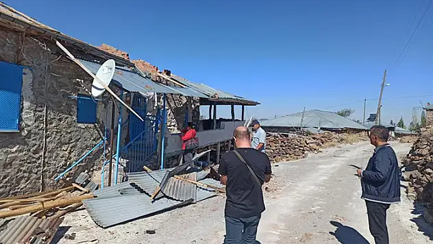 Konya'da şiddetli rüzgarda çatıları hasar gören evler için çalışma başlatıldı
