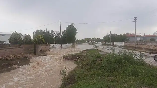 Konya'da şiddetli yağmur sele neden oldu! Bahçe duvarları yıkıldı, kapılar söküldü