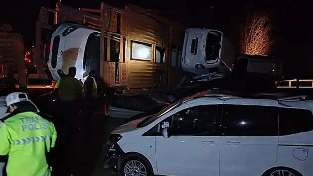 Konya'da sıfır kilometre hafif ticari araçları taşıyan tır devrildi
