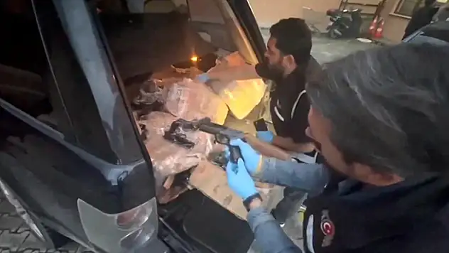Konya'da silah kaçakçılığına karşı 'Mercek-20' operasyonu: 225 ruhsatsız tabanca ele geçirildi, 2 şüpheli yakalandı
