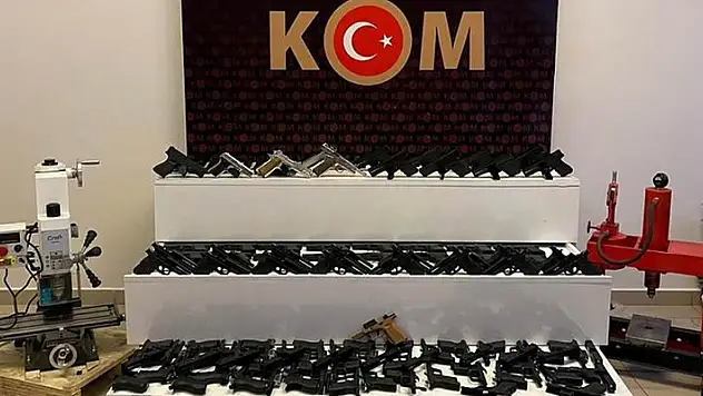 Konya'da silah kaçakçısının evinde yapılan aramada adeta cephanelik çıktı
