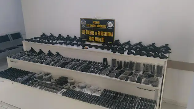 Konya'da silah kaçakçısının iş yerine yapılan baskında cephanelik çıktı
