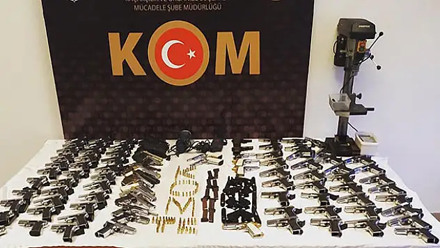Konya'da silah üretim atölyesinde 75'i ruhsatsız diğerleri kurusıkı 156 tabanca ele geçirildi