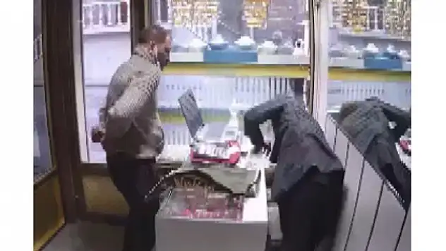 Konya'da silahlı soyguncu, kuyumcudan gerçek diye imitasyon altınları gasp etti!