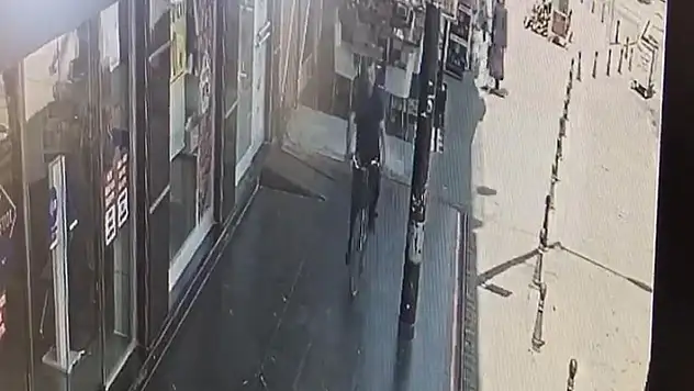 Konya'da simitçide oturan kadını, cinsel organını göstererek taciz eden şüpheli aranıyor