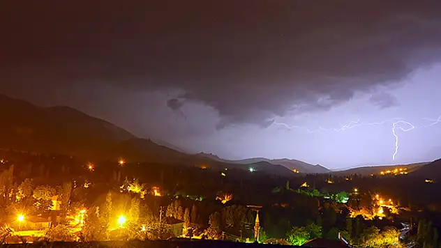 Konya'da şimşekler geceyi aydınlattı