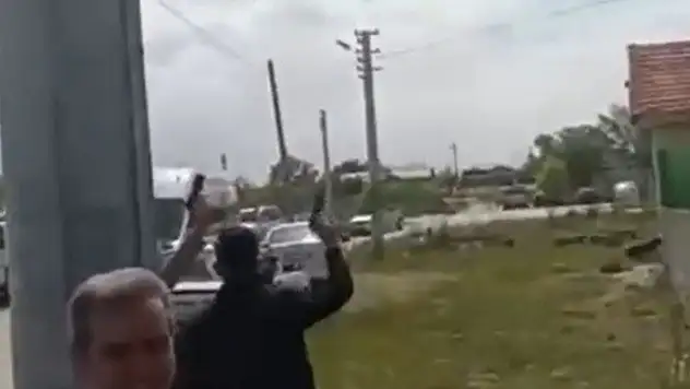 Konya'da sırayla havaya ateş eden düğün magandaları kamerada

