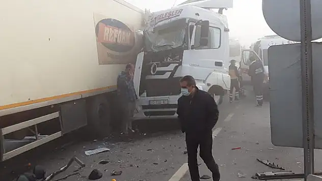 Konya'da sis nedeniyle 10'dan fazla araç birbirine girdi: 2 yaralı