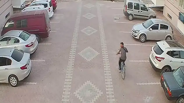 Konya'da sitenin bahçesinden bisiklet çalan hırsız kameraya yakalandı

