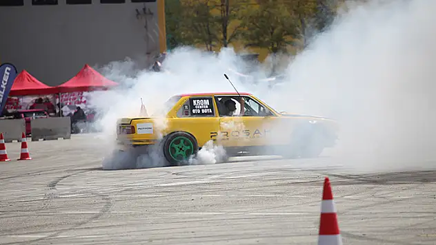 Konya'da slalom yarışı ve drift gösterisinde otomobiller tozu dumana kattı