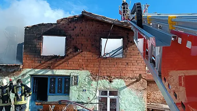 Konya'da sobadan çıkan yangın evi kül etti