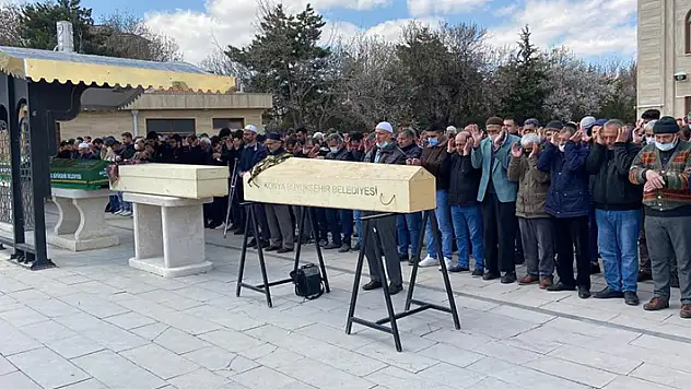 Konya'da sobadan sızan gazdan zehirlenen anne ve kızı son yolculuğuna uğurlandı
