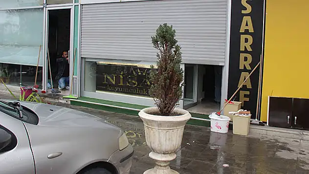 Konya'da şok kuyumcu soygunu! Duvarı delip 200 bin liralık altın çaldılar