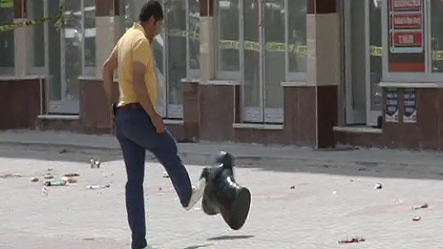Konya'da şok olay! Şüpheli pakete önce taş attı sonra tekmeledi...