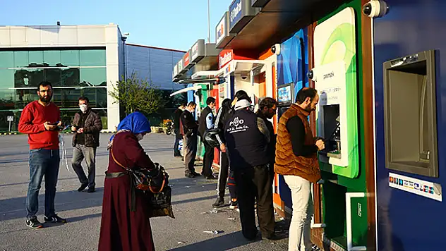 Konya'da sokağa çıkma kısıtlamasına saatler kala hareketlilik yaşandı