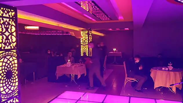 Konya'da sokağa çıkma kısıtlamasında ruhsatsız gazinolara baskın