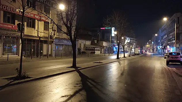 Konya'da sokağa çıkma kısıtlamasının başlamasıyla sokaklar boşaldı