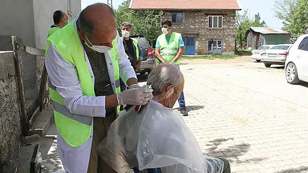 Konya'da sokağa çıkmaları kısıtlı yaşlılar, evlerinin önünde ücretsiz tıraş ediliyor